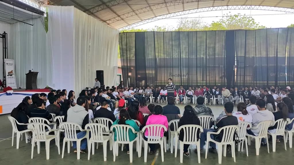 Taller en formación circular con cerca de cien participantes. — Escuela de Líderes