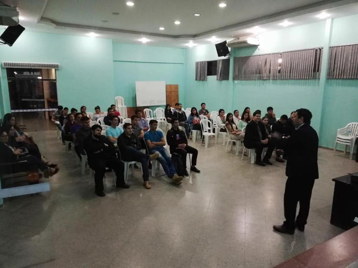 Charla abierta con el salón a capacidad completa. — JCI Caaguazú