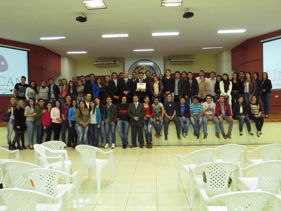Participantes de una capacitación en el auditorio universitario. — Universidad Nacional de Caaguazú