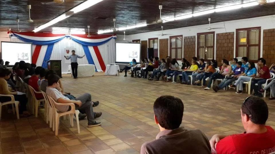 Taller con la sala completa y trabajo en plenario. — Universidad Nacional de Asunción