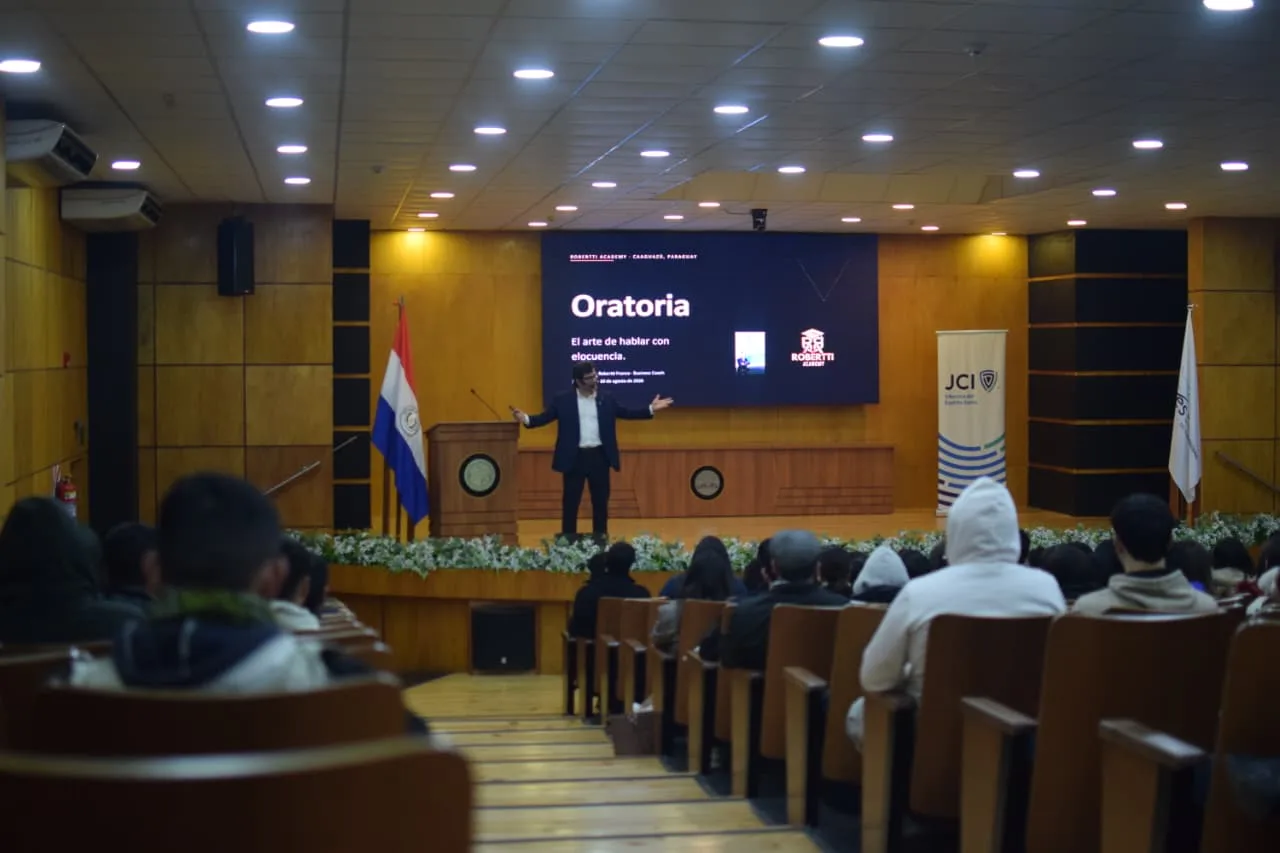 Plano general del auditorio durante el taller de oratoria. — JCI Villarrica del Espíritu Santo · UNVES