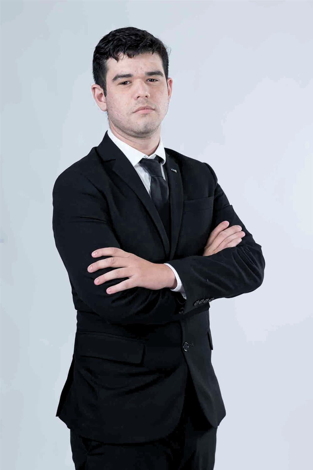 Retrato editorial en blanco y negro de Alejandro Dutil, Liderazgo y Operaciones